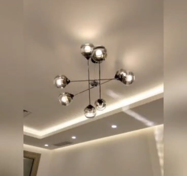ثريا معلقة بإضاءة مخفية